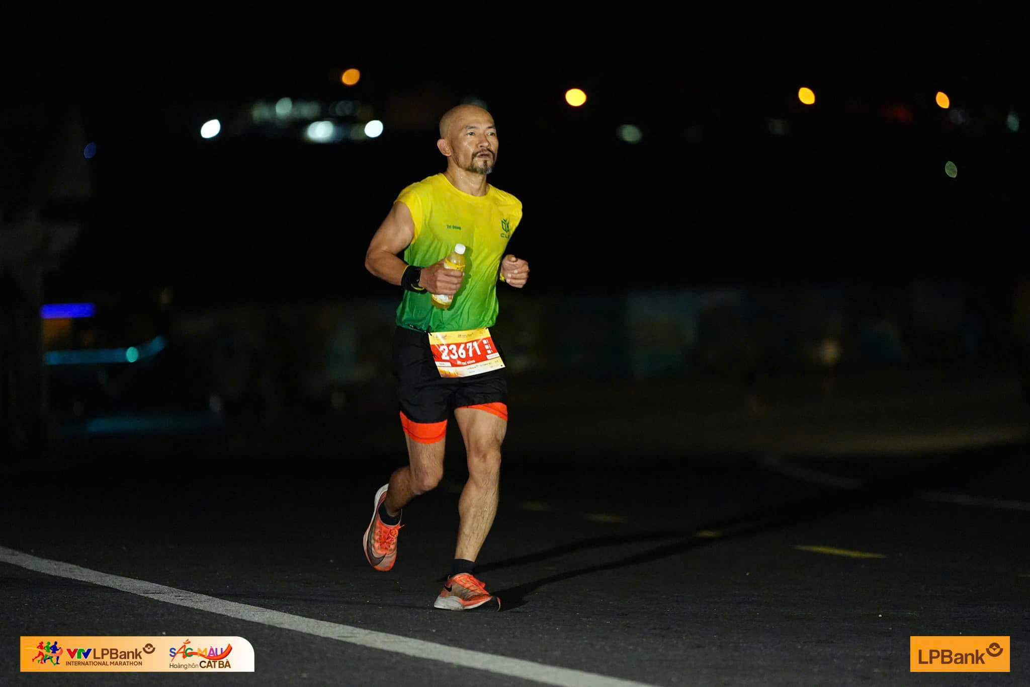 Coach Dũng chạy marathon đêm Cát Bà